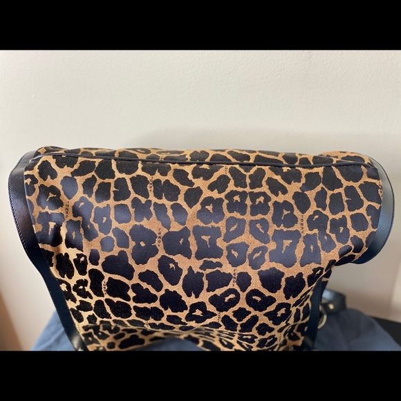 Gorgeous FENDI Leopard Logo Handbag - Picture 3 of 10